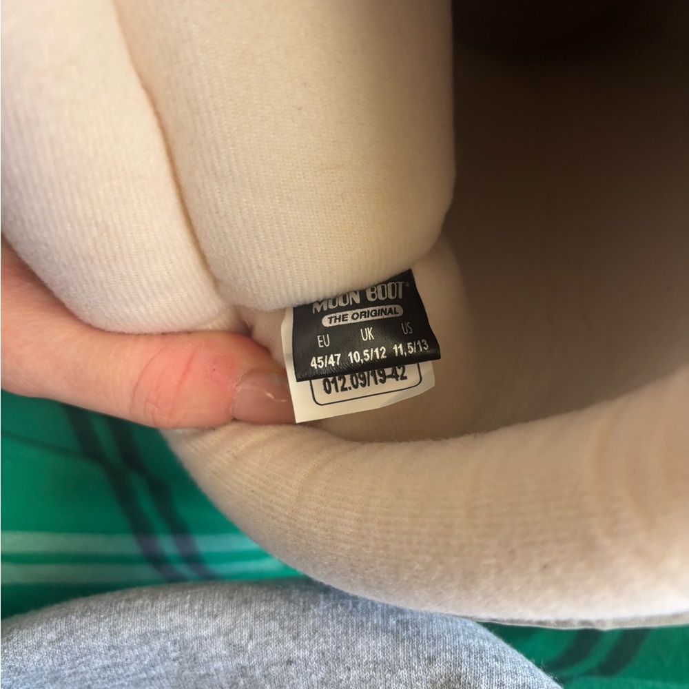 ICON GLANCE SILVER SATIN MOON BOOTS - Picture 7 of 7